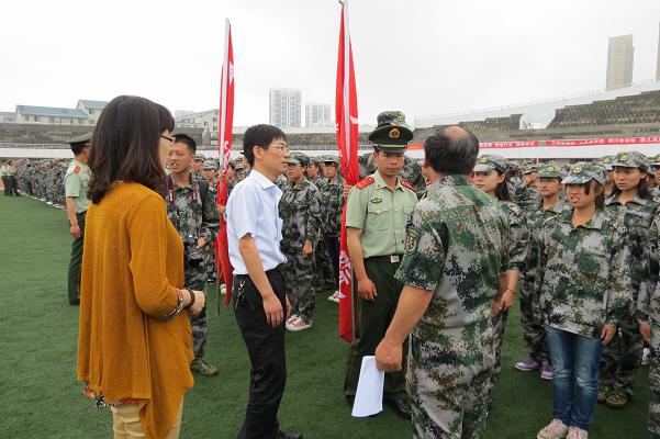 yl23455永利领导亲切慰问军训教官及2013级军训学生